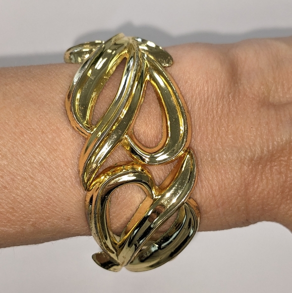 VTG GOLD TONE HINGE CLAMPER BRACELET - Picture 1 of 8